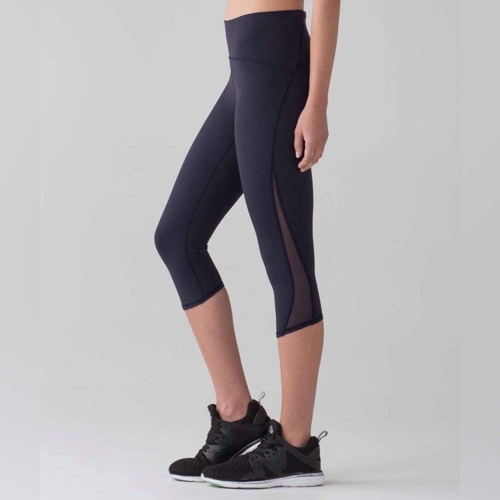 Lululemon Train Times Crop (17") in Midnight Navy Size 4